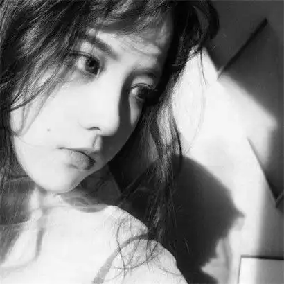 悲伤高冷头像女生黑白,没有能力改变眼前这一切