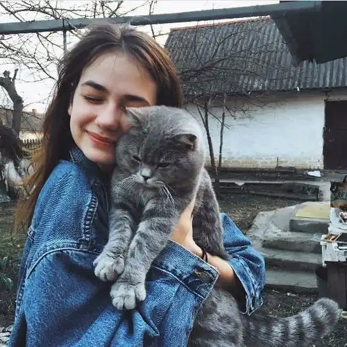 女生抱宠丨被爱的人永远不知道,爱你的人有多么辛苦