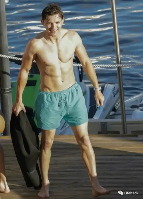 小鲜肉海报上被p图成壮汉,引粉丝不满不尊重演员