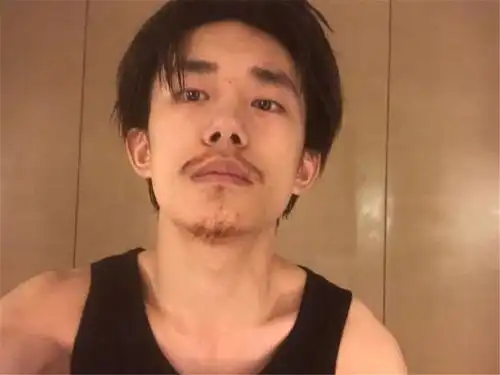 易烊千玺近照曝光,被留的胡渣帅到,网友他重新定义了小鲜肉