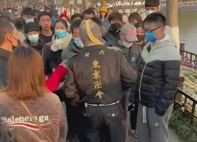 南京男子穿日漫服装闲逛,后背写五个汉字,被众人围堵给我脱了