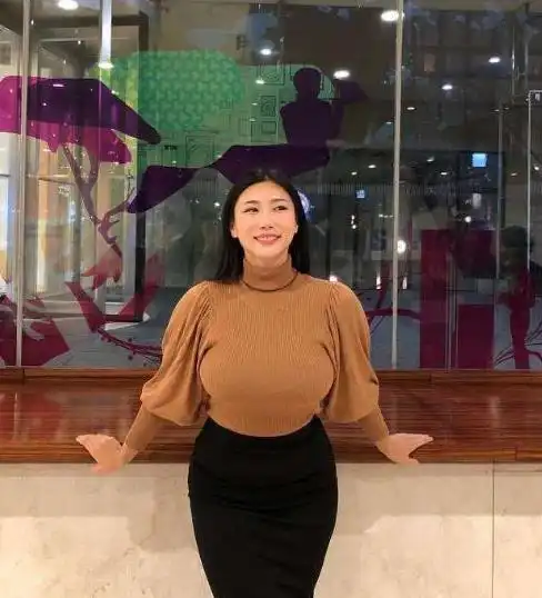 42岁老阿姨被25岁鲜肉男友倒追,看完照片理解了,让人羡慕的爱情