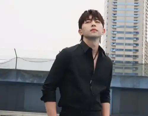 210602邓伦品牌活动拍摄花絮公开球场上的禁欲高冷男明星