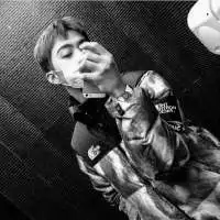 寂寞的男人手机自拍的黑白头像,安慰一下自已