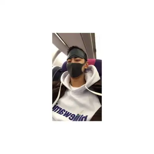 组图纪凌尘戴口罩耍酷眼神迷离痞帅十足