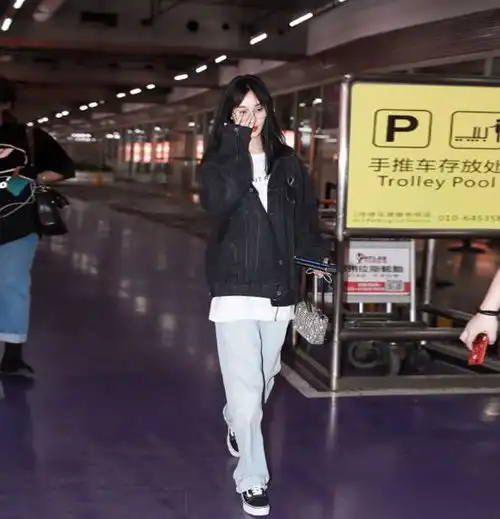 33岁李菲儿酷柔皆宜,多套牛仔造型潮范儿十足,气质清新如少女