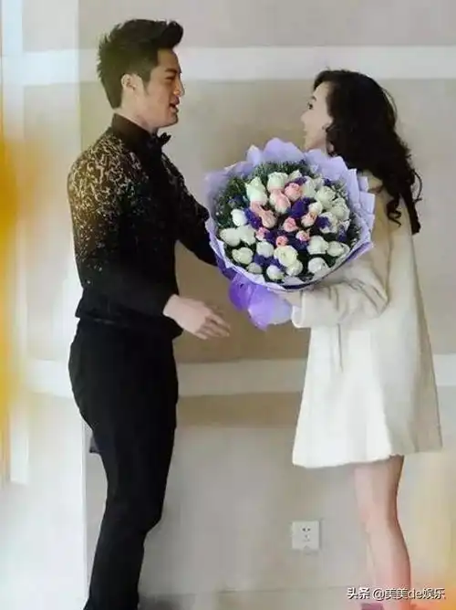 吊了男神一年没公布,现在又换了个小鲜肉,搞起了姐弟恋