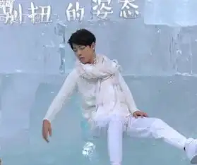 肖战第一次拍平面花絮照被曝光,与舒淇面对面奶萌青涩又可爱