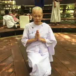 泰国女星出家为尼昔日性感乳神今日落发痛哭图