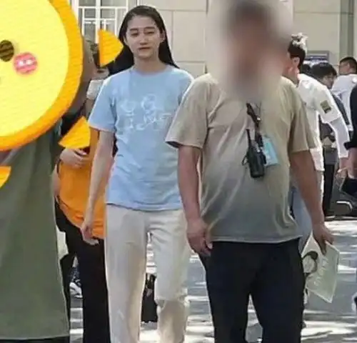 关晓彤曾少年路透与张一山毫无cp感,无精修生图更引热议