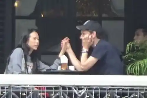 莫文蔚与外籍老公结婚9年恩爱如初,牵手外出似小情侣,让人羡慕了