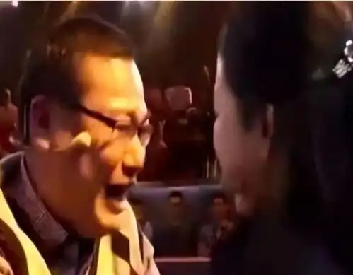 千万富豪花30年时间找初恋,两人见面后,男子现场泪崩你去哪了