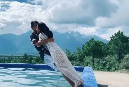 情侣泳池拍照,结果男子脚下一滑双双入水,照片出来却很惊艳