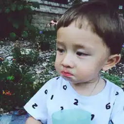 中分黄头发小男孩特别萌叫什么名字