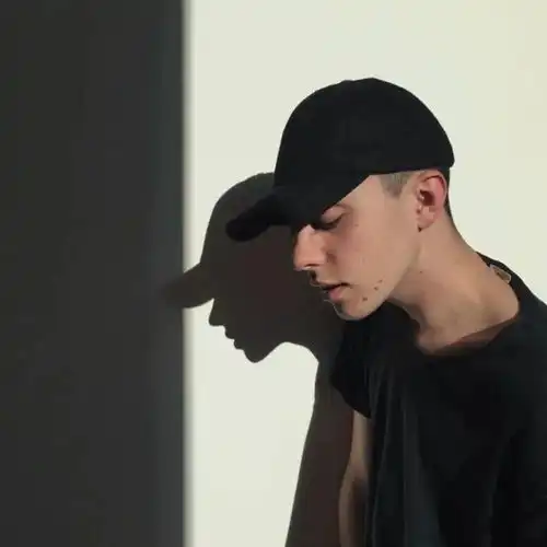 头像出神的那一刻风停了雨也安静了