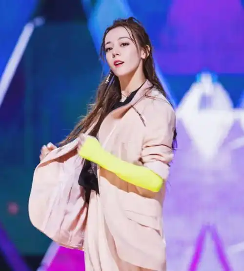 热巴亲身示范喊出我的名字,小脏辫搭配粉色西装火力全开