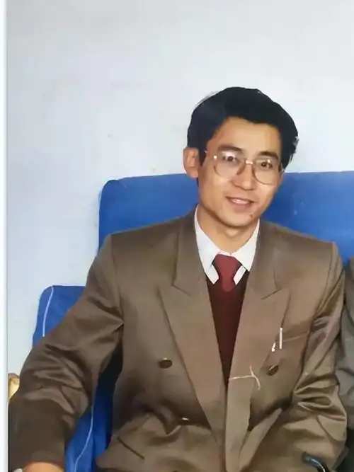 九十年代的成熟男人,身穿笔挺西装,标准的成功人士