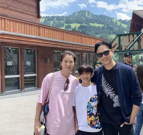 袁咏仪晒13岁儿子帅气滑雪照,网友却被他手上的石膏吸引了注意力