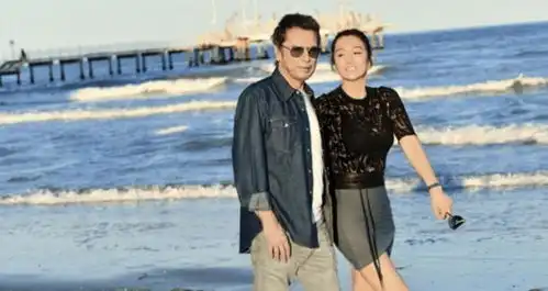 巩俐现身奢侈品店被偷拍因公司规定不能合照,72岁丈夫不见踪影