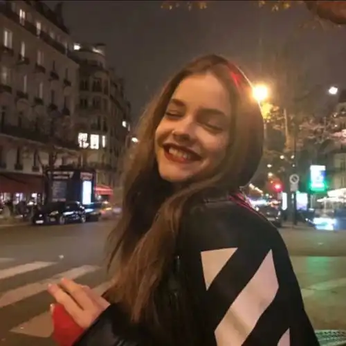 高级女生正脸头像分享无水印