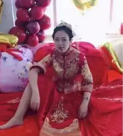 婚礼上霸气新娘走红,看到她坐姿后,网友大哥的女人