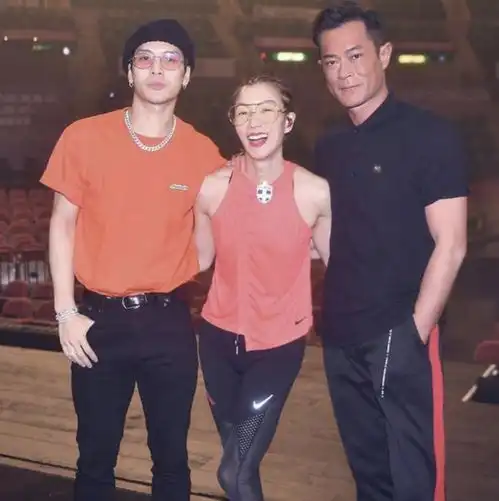 杜琪峰庆祝69岁生日,古天乐搂着钟楚红笑容迷人,郑秀文状态回春