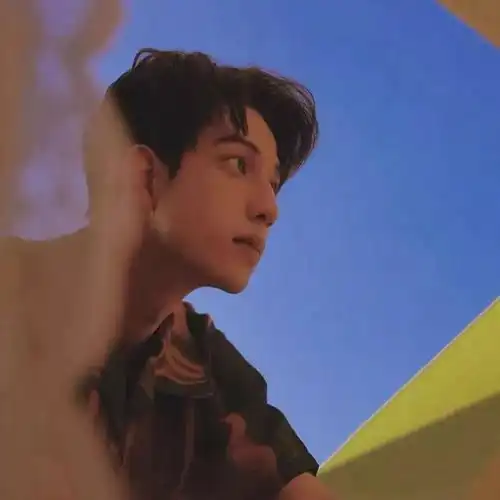 氛围感男头分享想你在人声鼎沸时