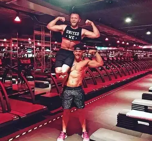 男生模仿ins上的女网红晒照片,男人骚起来,果然就没有女人什么事了