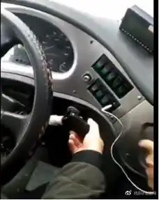 重庆客车抢夺方向盘,被四乘客死死按住