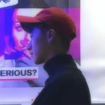 戴黑色和白色帽子的男生抽烟头像