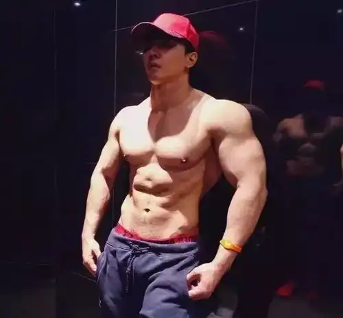 火爆泰国的男色面馆,肌肉男服务员亲自为您服务