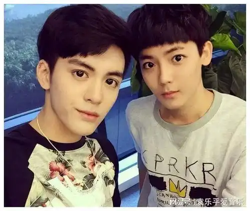 曾舜晞侯明昊竟是同一男团出道,如今两人都长帅了,顶峰相见