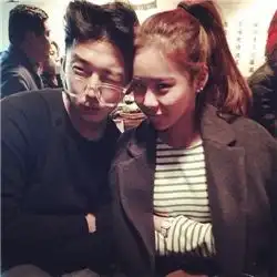 调皮的情侣头像别放开我的手尽管我说再怎么走