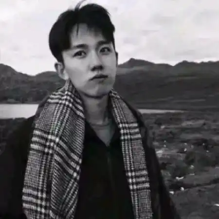 qq黑白头像男生,男人的笑何尝不是高傲