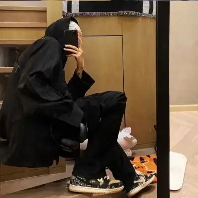 ins风黑色系男生不露脸的真人头像走过的路别回头相逢的人会再相逢