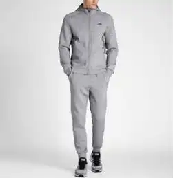 黄晓明终于不走霸道总裁路线,一身休闲风走机场,扮起文艺风