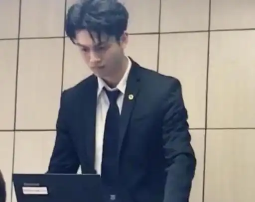 安徽一大学女老师走红,五官精致打扮复古,难怪学生争着来上课