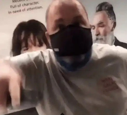 22岁的模特发视频羞辱男人,只因她被要求在地铁上戴口罩