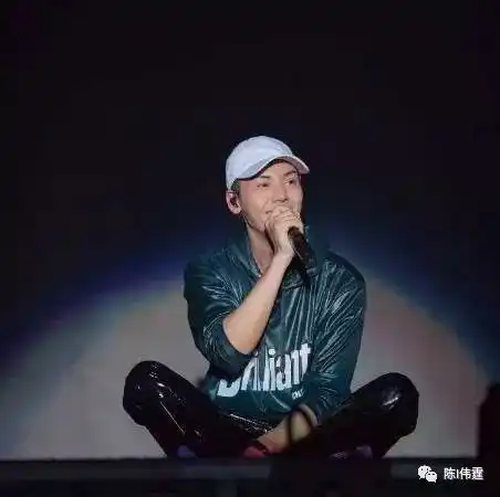 他演唱会没有夸张的造型照样hlod住