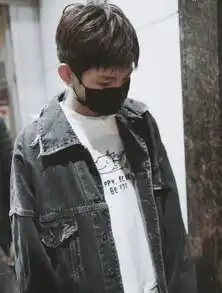 王源全新短发亮相,看到镜头太多害羞捂头,粉丝这么帅怕啥