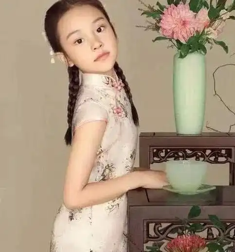 李小璐带甜馨滑雪,疑有男教练在旁指导贴心保护,男司机开车护送