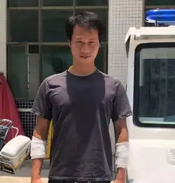 江西男子在小区巡逻时,突然蹿出个人还带着刀