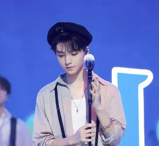 王俊凯不甘当弟弟,健身照显出遥控腹肌,真的是男大18变