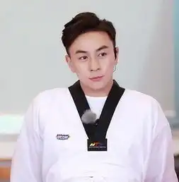 释小龙近照曝光没长残找回了颜值巅峰看明星童年照谁最萌