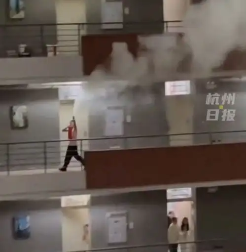 广东一男子闯入女寝,在楼道疯狂喷灭火器后续