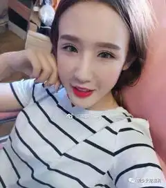 据说她是快手唯一的宅男女神,17岁未婚生子,新整的鼻子简直阿凡达