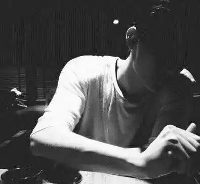 00后情侣聊qq时,大猪蹄子总是发这3条消息,其实早就不爱了