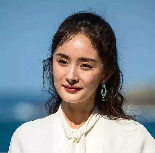 杨幂少女感渐失,男网红分析其脸垮原因,公然称其整容动了下颌骨挂不住肉