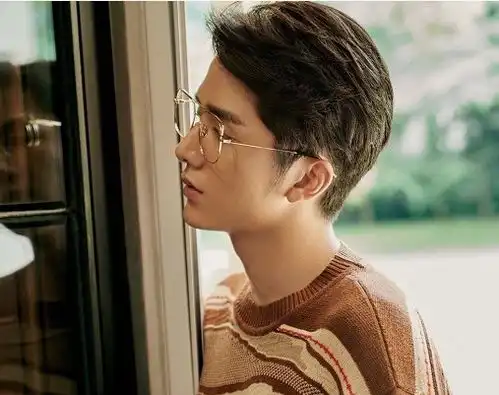 以家人之名演员戴眼镜,李尖尖乖巧,看到小橙子颜值逆天