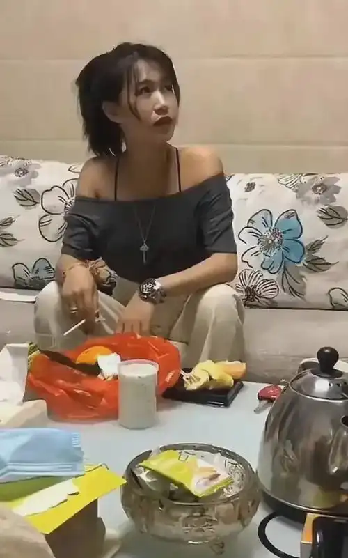 云南女子叼着烟和相亲男见面,笑容豪迈自信十足,网友霸气